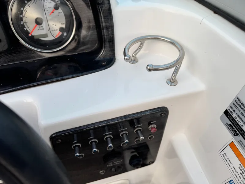 Slide: The Image of Hurricane SunDeck 187 with 150HP Yamaha Fourstroke EFI Outboard 2019 - 31