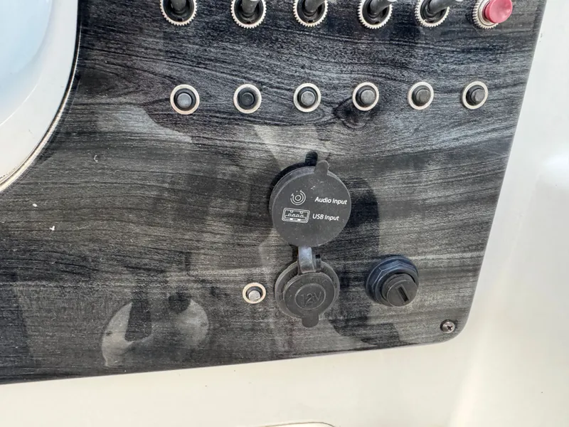 Slide: The Image of Hurricane SunDeck 187 with 150HP Yamaha Fourstroke EFI Outboard 2019 - 32