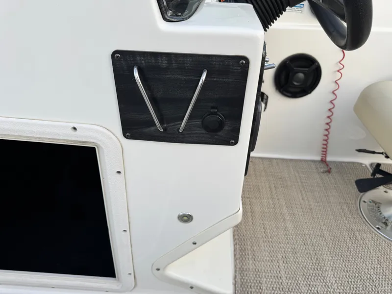 Slide: The Image of Hurricane SunDeck 187 with 150HP Yamaha Fourstroke EFI Outboard 2019 - 34