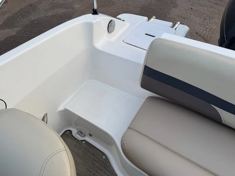 Slide: The Image of Hurricane SunDeck 187 with 150HP Yamaha Fourstroke EFI Outboard 2019 - 48