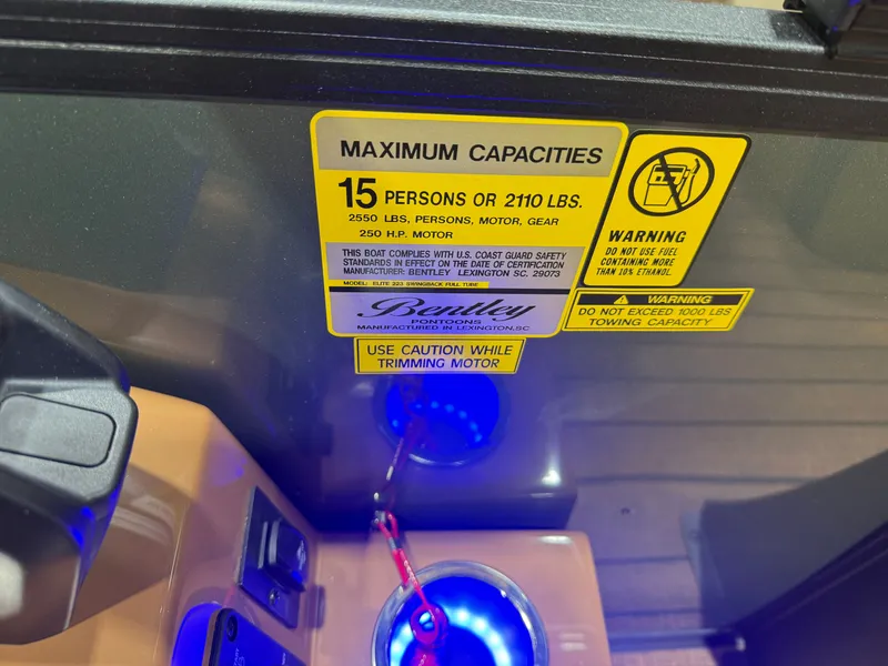 Slide: The Image of Bentley Pontoons Elite 223 Swingback Tritoon 2026 - 16