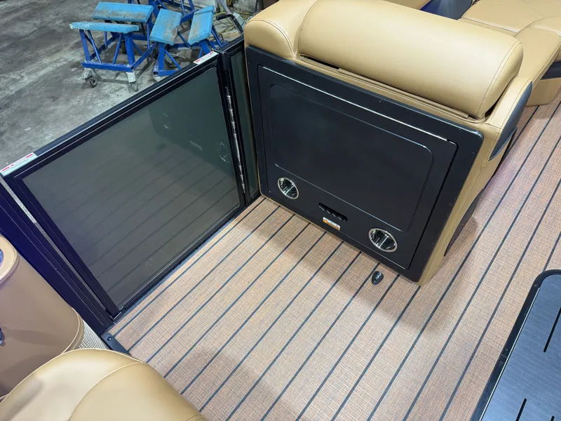 Slide: The Image of Bentley Pontoons Elite 223 Swingback Tritoon 2026 - 24