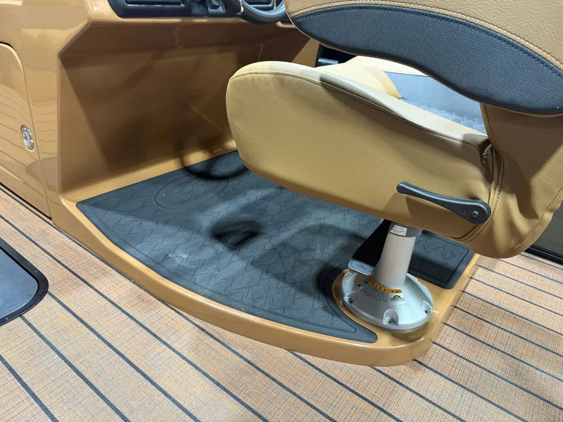 Slide: The Image of Bentley Pontoons Elite 223 Swingback Tritoon 2026 - 36