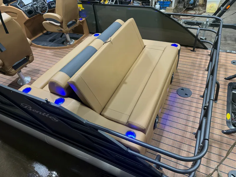 Slide: The Image of Bentley Pontoons Elite 223 Swingback Tritoon 2026 - 4