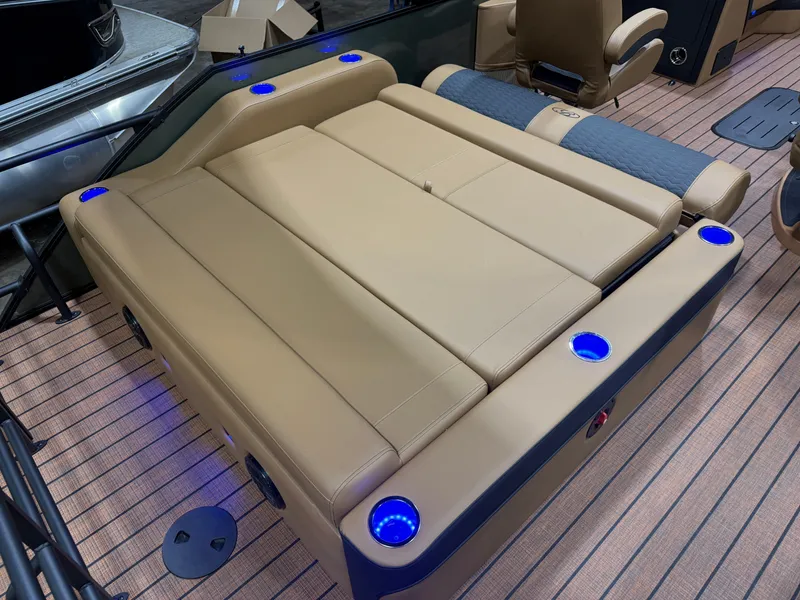 Slide: The Image of Bentley Pontoons Elite 223 Swingback Tritoon 2026 - 19