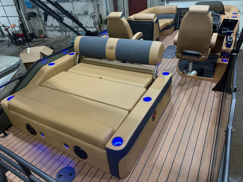 Slide: The Image of Bentley Pontoons Elite 223 Swingback Tritoon 2026 - 22