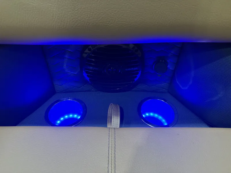 Slide: The Image of Bentley Pontoons Elite 223 Swingback Tritoon 2026 - 31