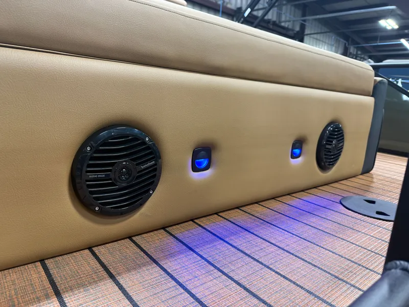 Slide: The Image of Bentley Pontoons Elite 223 Swingback Tritoon 2026 - 38