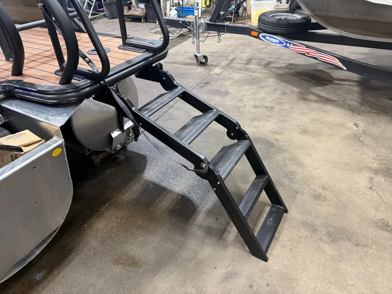 Slide: The Image of Bentley Pontoons Elite 223 Swingback Tritoon 2026 - 49