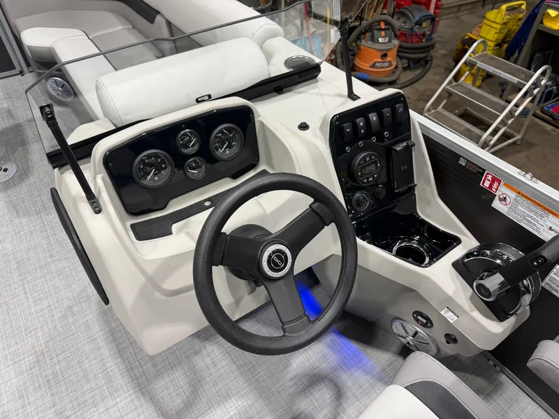 Slide: The Image of Princecraft Vectra 23 RL Tritoon & Mercury 4-Stroke EFI 2026 - 10