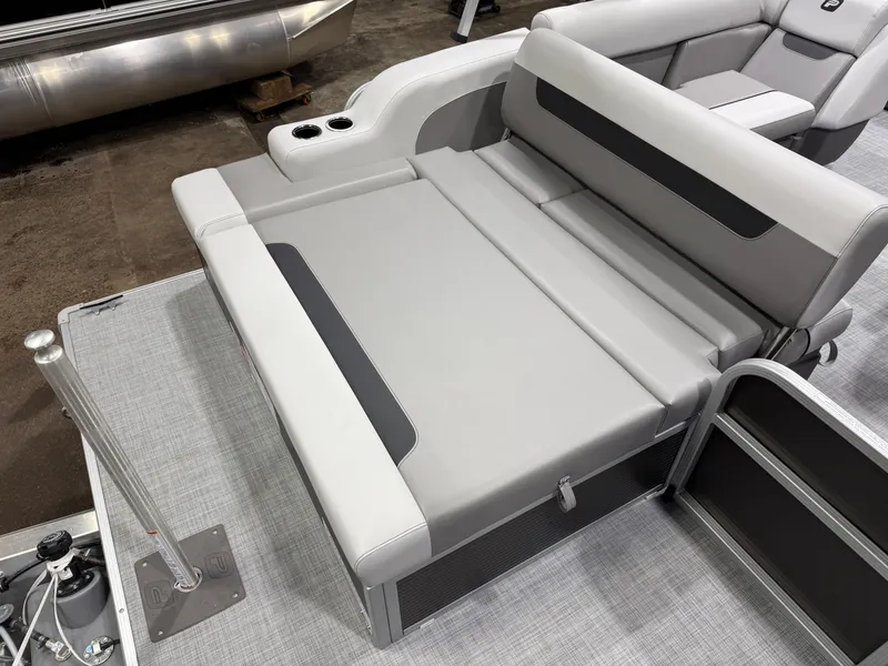 Slide: The Image of Princecraft Vectra 23 RL Tritoon & Mercury 4-Stroke EFI 2026 - 17