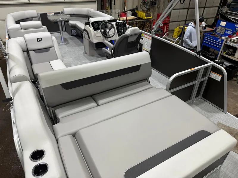 Slide: The Image of Princecraft Vectra 23 RL Tritoon & Mercury 4-Stroke EFI 2026 - 18