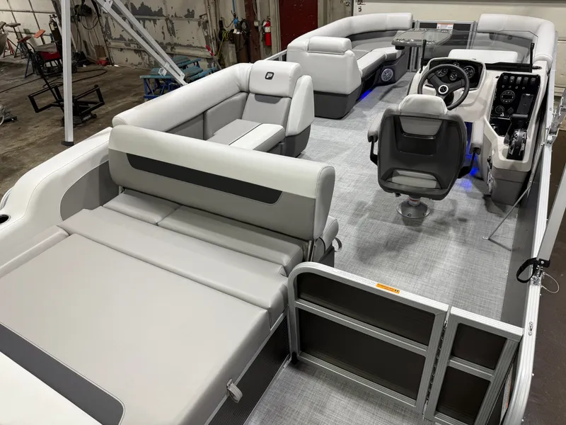 Slide: The Image of Princecraft Vectra 23 RL Tritoon & Mercury 4-Stroke EFI 2026 - 19