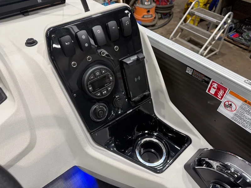 Slide: The Image of Princecraft Vectra 150HP 23 RL Tritoon 2026 - 12