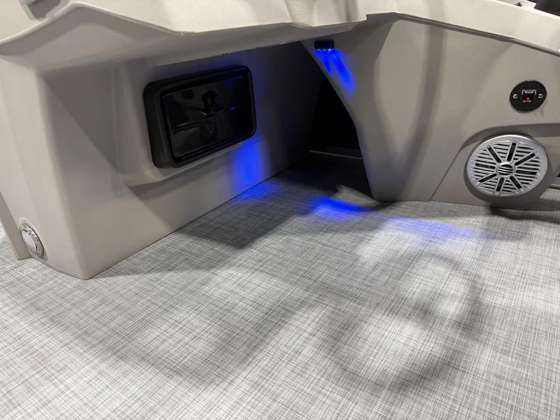 Slide: The Image of Princecraft Vectra 150HP 23 RL Tritoon 2026 - 14