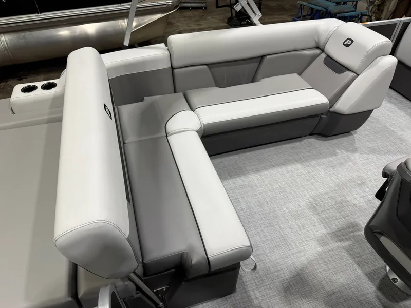 Slide: The Image of Princecraft Vectra 150HP 23 RL Tritoon 2026 - 15