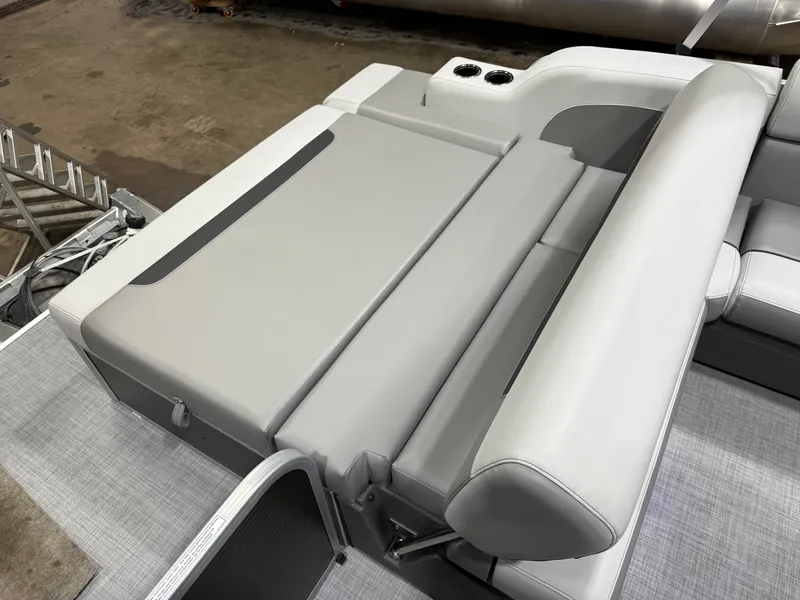 Slide: The Image of Princecraft Vectra 150HP 23 RL Tritoon 2026 - 16