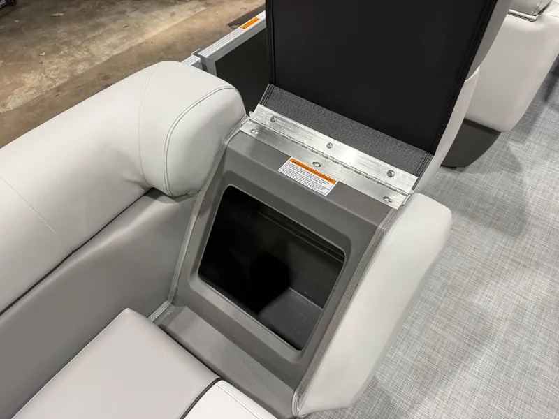 Slide: The Image of Princecraft Vectra 150HP 23 RL Tritoon 2026 - 21