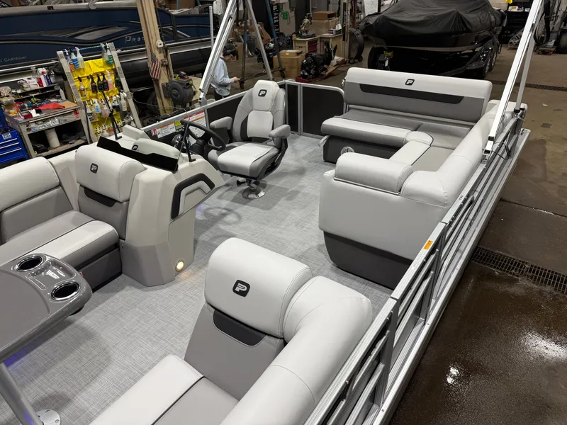 Slide: The Image of Princecraft Vectra 150HP 23 RL Tritoon 2026 - 3