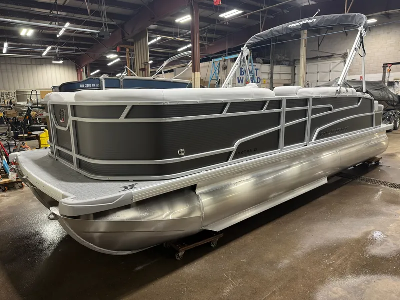 Slide: The Image of Princecraft Vectra 150HP 23 RL Tritoon 2026 - 30