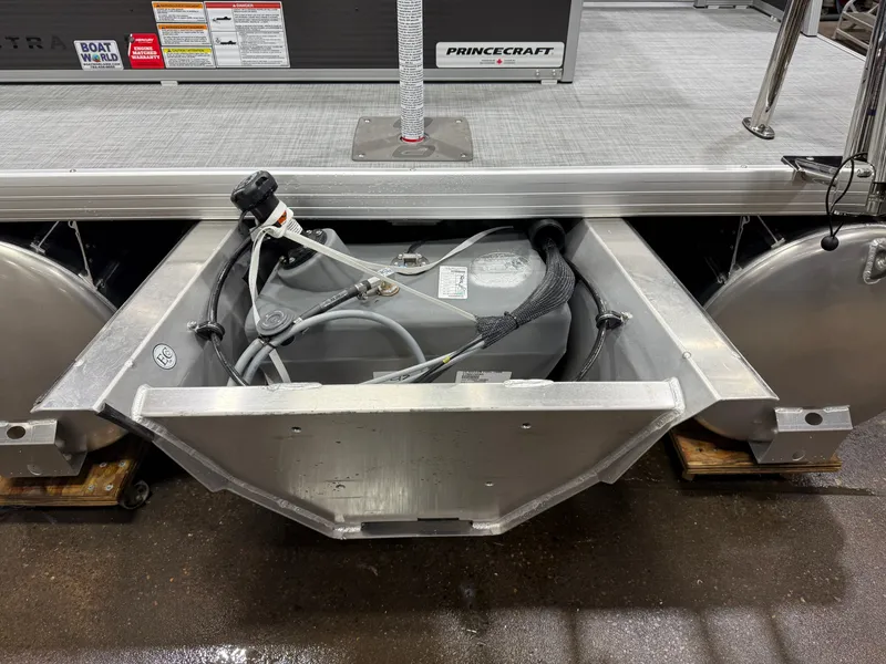 Slide: The Image of Princecraft Vectra 150HP 23 RL Tritoon 2026 - 34