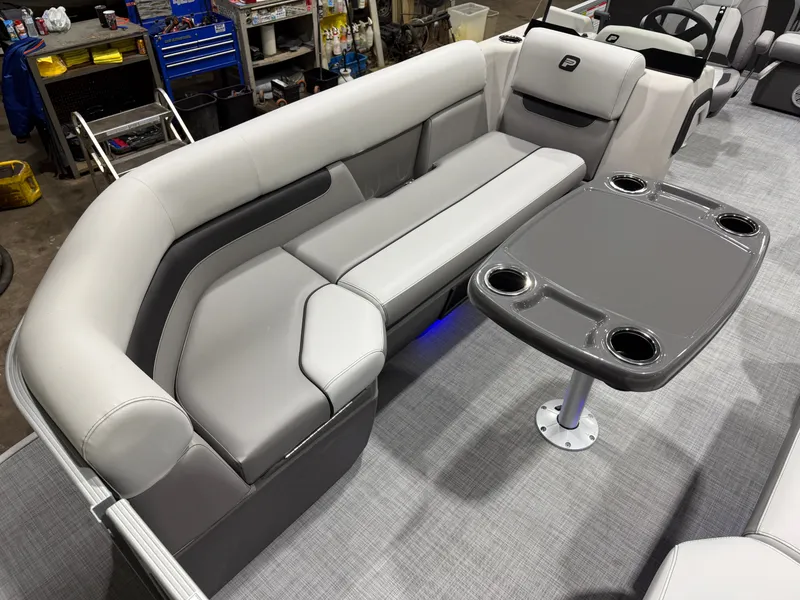 Slide: The Image of Princecraft Vectra 150HP 23 RL Tritoon 2026 - 6