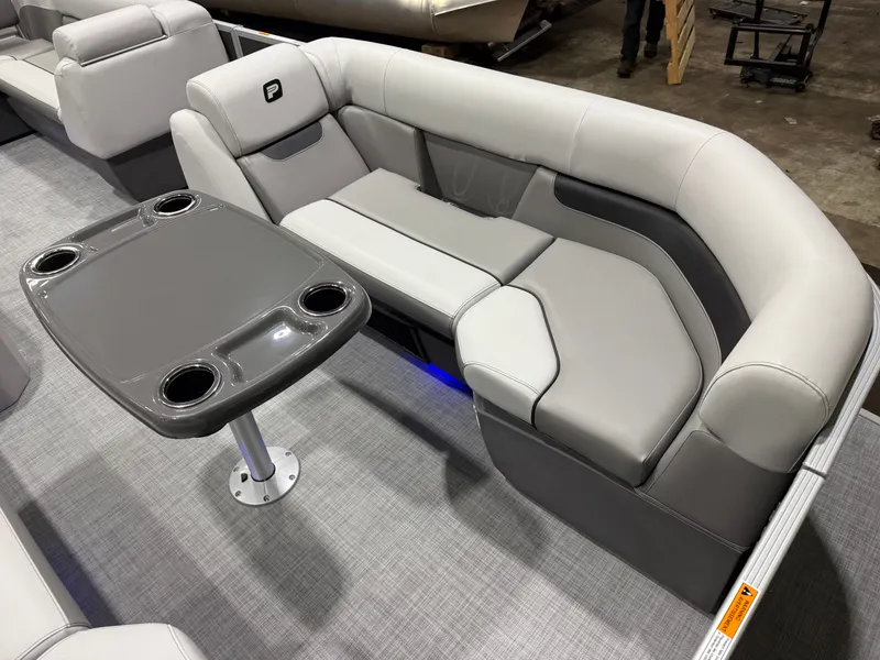 Slide: The Image of Princecraft Vectra 150HP 23 RL Tritoon 2026 - 7