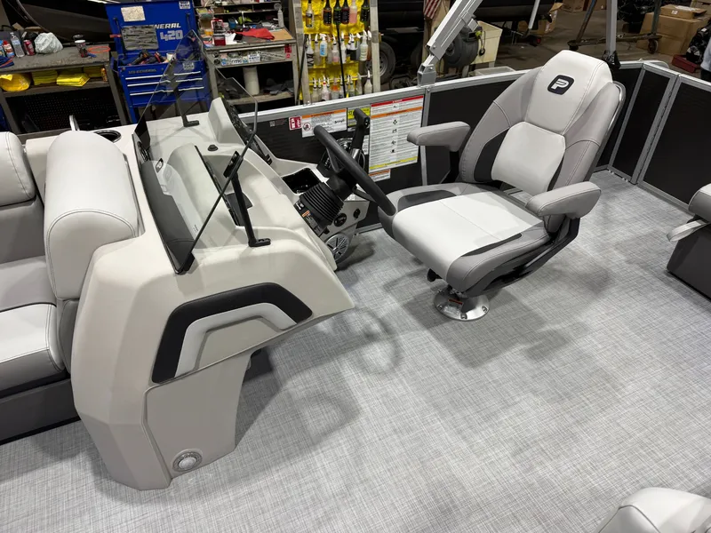 Slide: The Image of Princecraft Vectra 150HP 23 RL Tritoon 2026 - 8