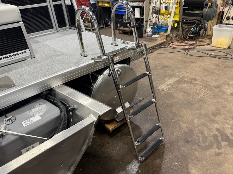 Slide: The Image of Princecraft Vectra 23 RL Swingback Tritoon & Mercury 4-Stroke EFI 2026 - 35