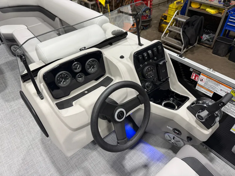 Slide: The Image of Princecraft Vectra 150HP 23 RL Tritoon 2026 - 11