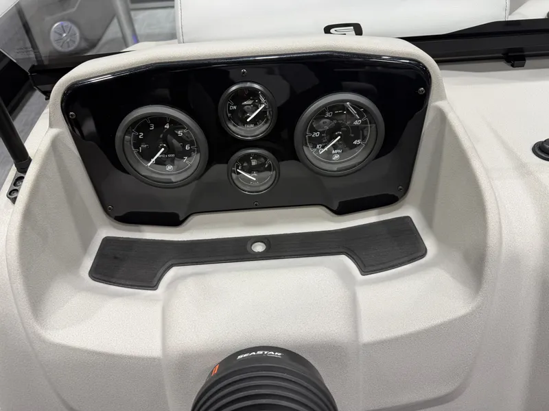 Slide: The Image of Princecraft Vectra 150HP 23 RL Tritoon 2026 - 12