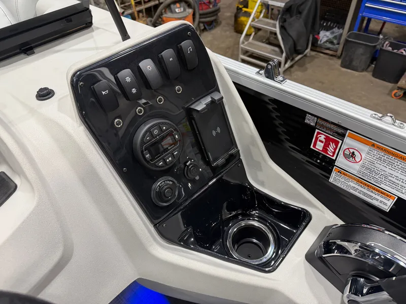 Slide: The Image of Princecraft Vectra 150HP 23 RL Tritoon 2026 - 13