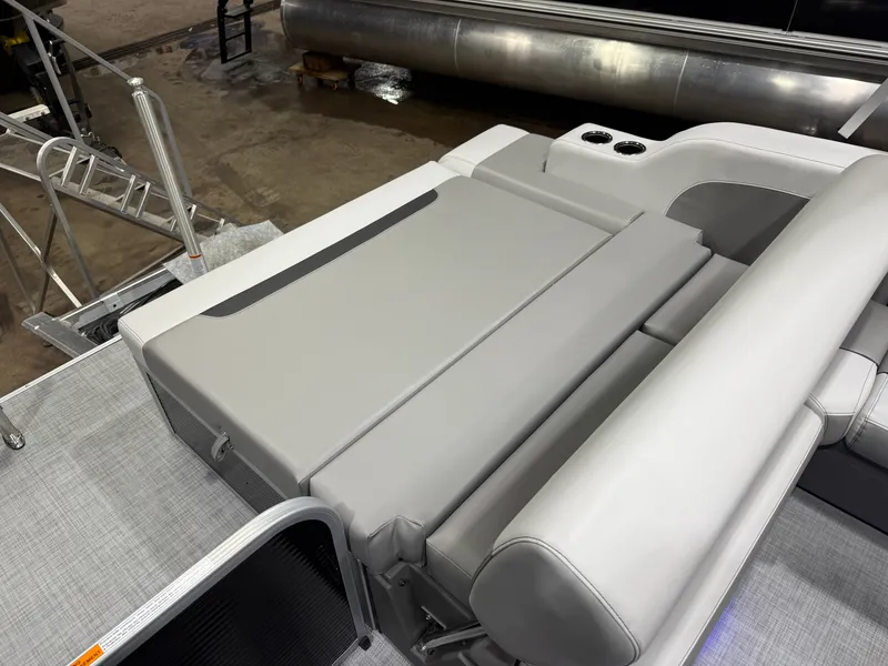 Slide: The Image of Princecraft Vectra 150HP 23 RL Tritoon 2026 - 17