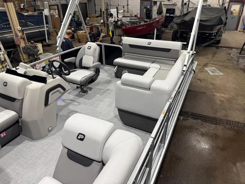 Slide: The Image of Princecraft Vectra 150HP 23 RL Tritoon 2026 - 3