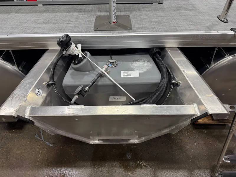 Slide: The Image of Princecraft Vectra 150HP 23 RL Tritoon 2026 - 33