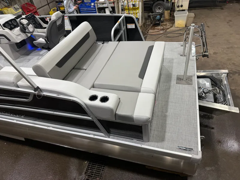 Slide: The Image of Princecraft Vectra 150HP 23 RL Tritoon 2026 - 4