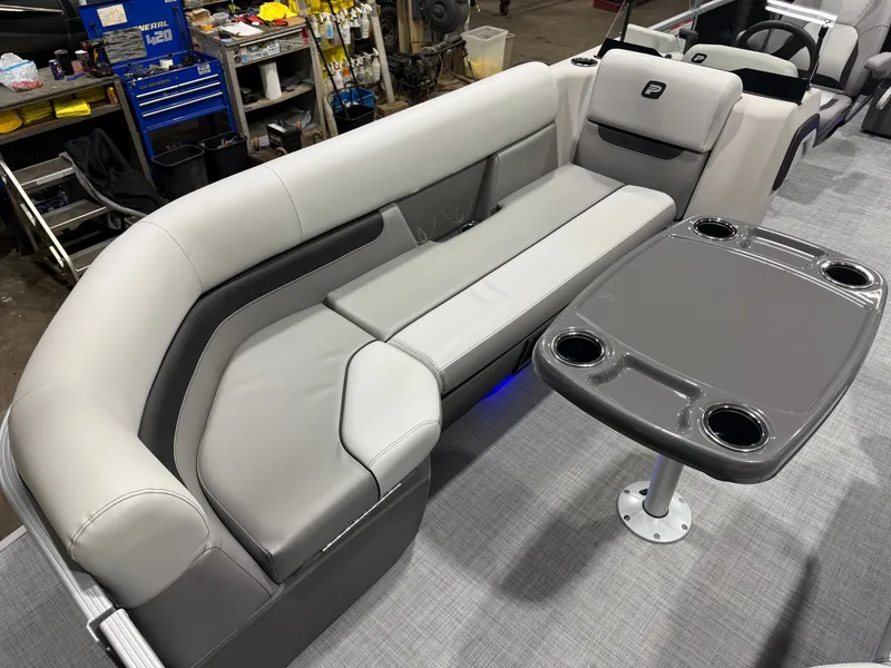 Slide: The Image of Princecraft Vectra 150HP 23 RL Tritoon 2026 - 7