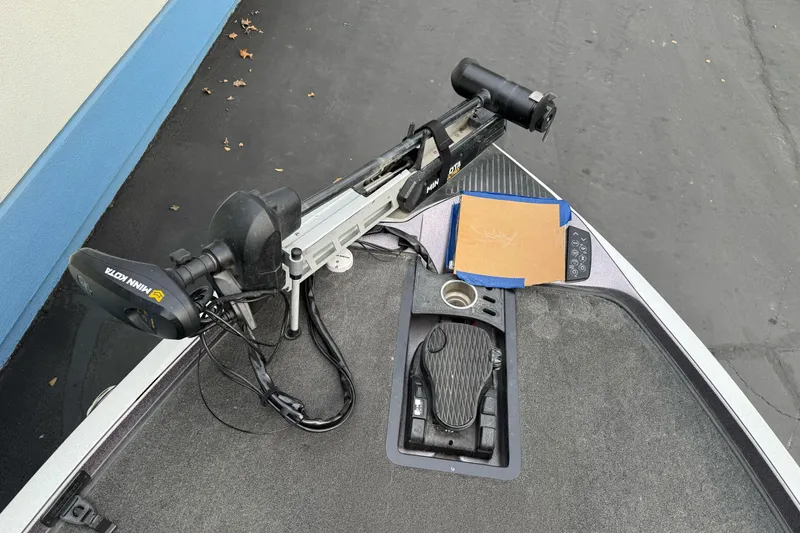 Slide: The Image of 2016 Ranger Z521 Comanche boat deck with Minn Kota trolling motor. - 7