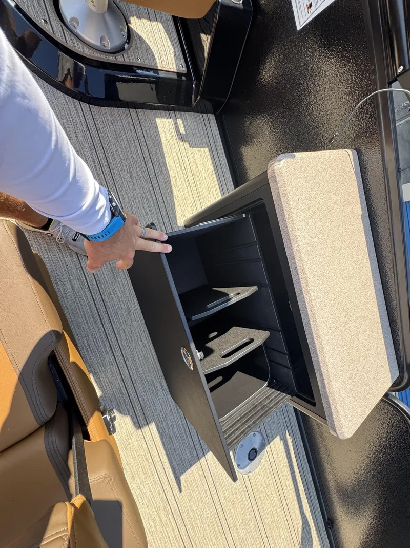 Slide: The Image of Premier 250 Solaris RS 2026 - 17