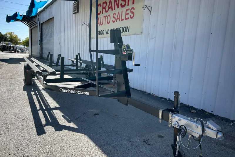 Slide: The Image of Close-up of a winch mechanism on a 2018 Sun Tracker Party Barge 18 DLX. - 21