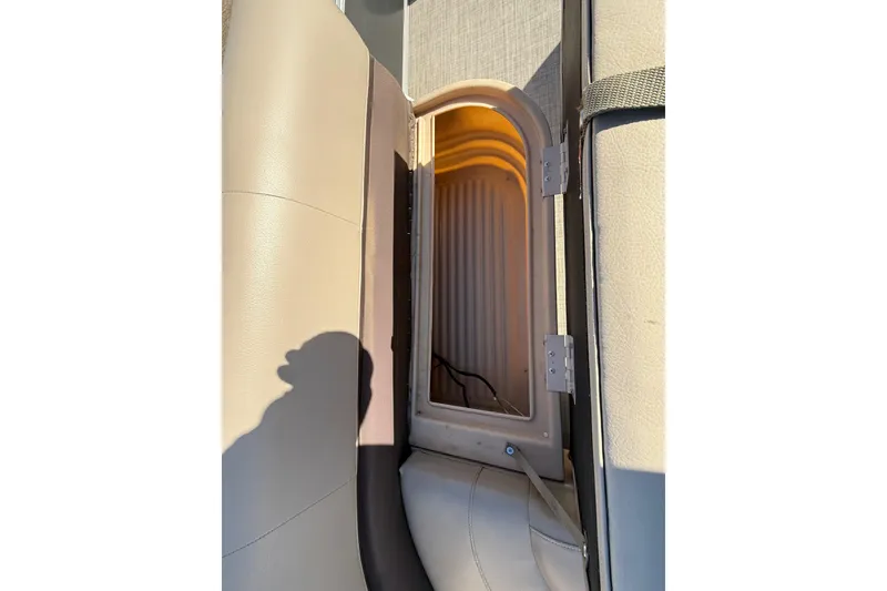 Slide: The Image of Battery switch and charger setup on a 2018 Sun Tracker Party Barge 18 DLX. - 36