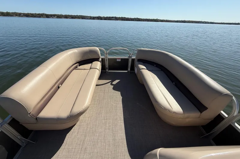 Slide: The Image of Trailer for 2018 Sun Tracker Party Barge 18 DLX on a sunny day. - 66