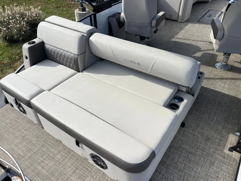 Slide: The Image of Harris Sunliner 250 2021 - 15