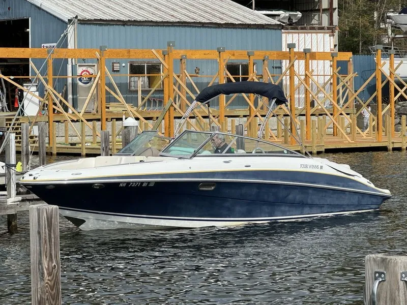 Slide: The Image of Four Winns 250 Horizon 2004 - 4