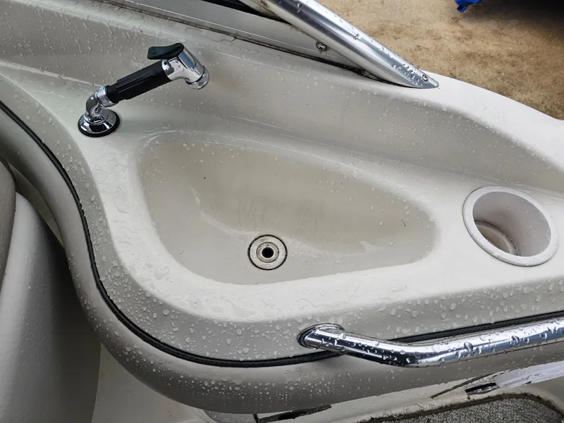 Slide: The Image of Sea Ray 220 Sundeck 2002 - 8