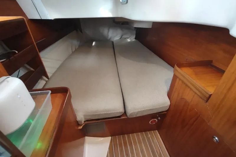 Slide: The Image of 1993 Beneteau Moorings 445 interior with bathroom and cozy cabin. - 32