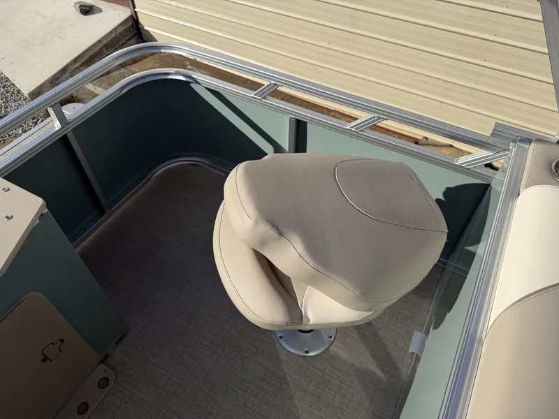 Slide: The Image of Avalon Venture Rear Fish - 21' 2026 - 11