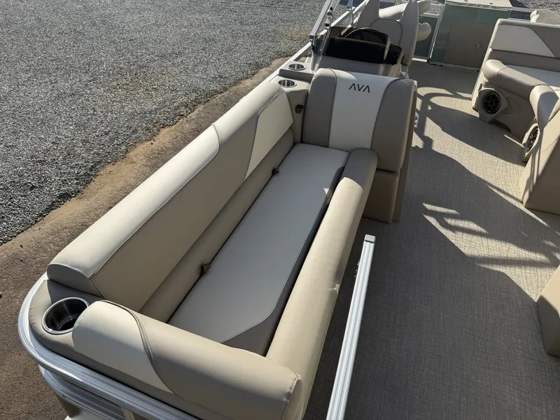 Slide: The Image of Avalon Venture Rear Fish - 21' 2026 - 5