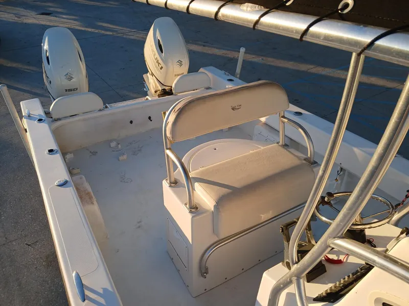 Slide: The Image of Twin Vee 26 Center Console 2006 - 10