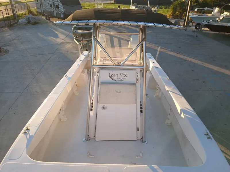 Slide: The Image of Twin Vee 26 Center Console 2006 - 5